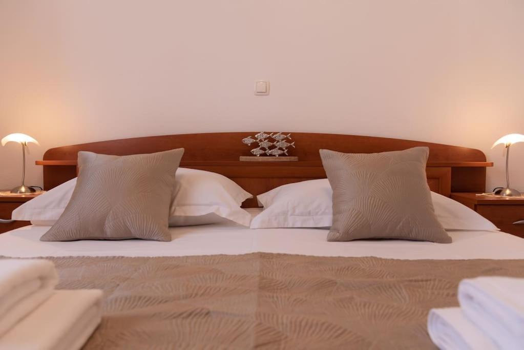 Sea View- Spacious Apartment With Shared Pool Split Exterior foto