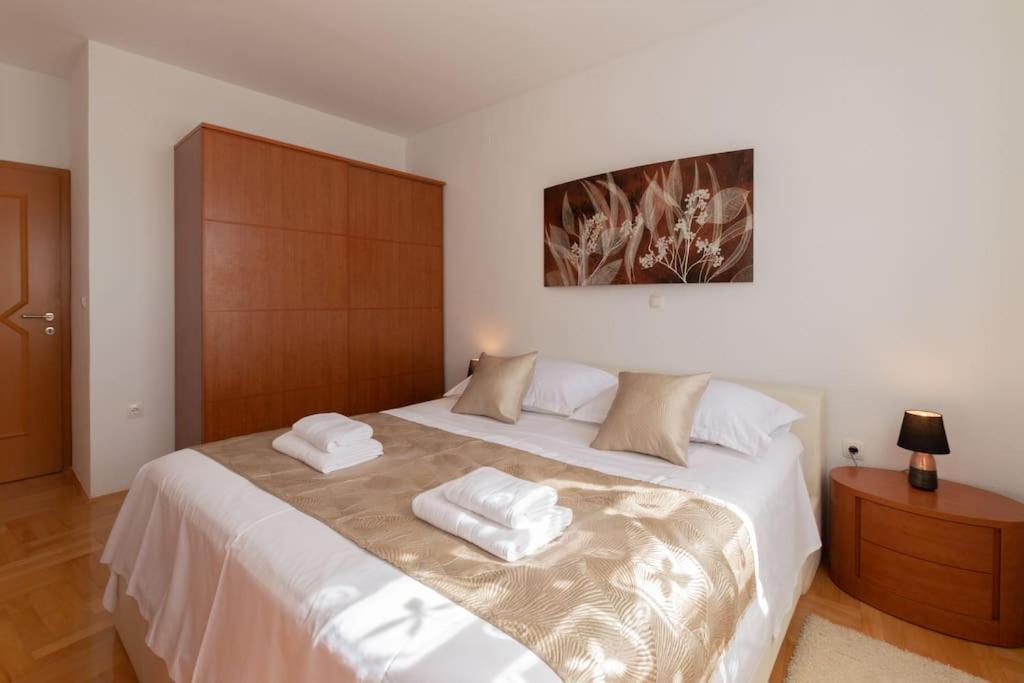 Sea View- Spacious Apartment With Shared Pool Split Exterior foto